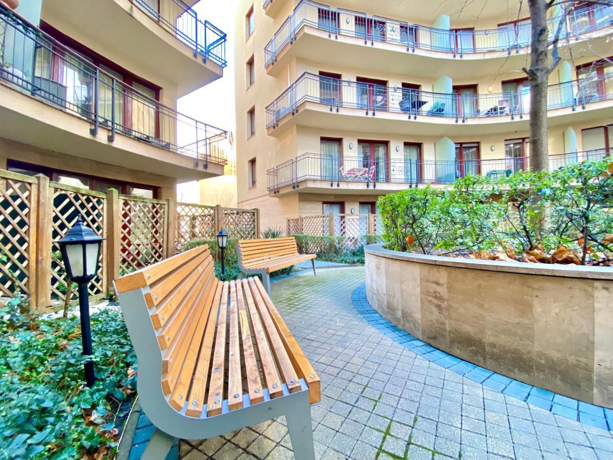 Appartamento Downtown Vibe-kiraly Ii Apts W Private Balcony